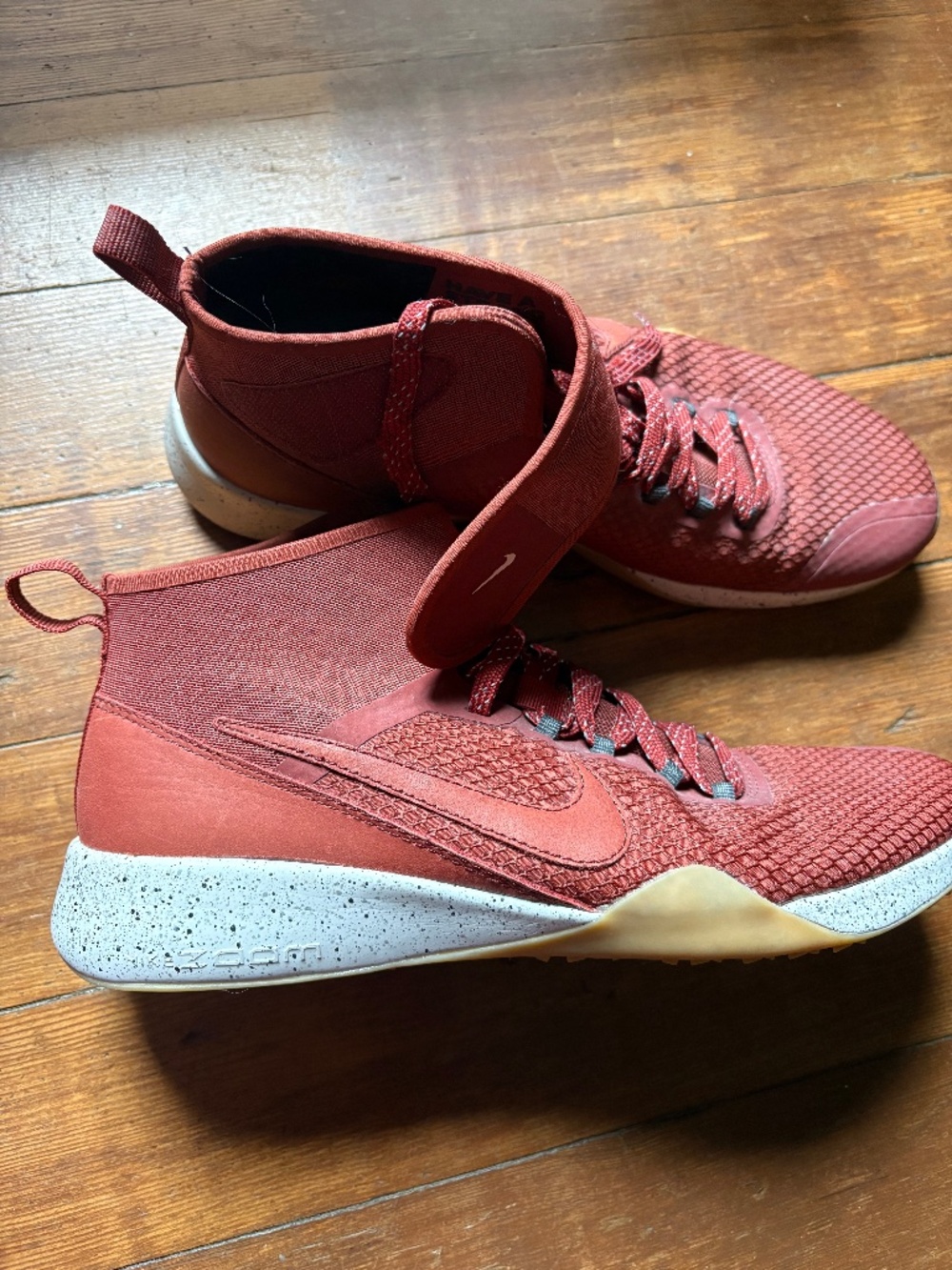 8.5 Nike Air Zoom Strong 2